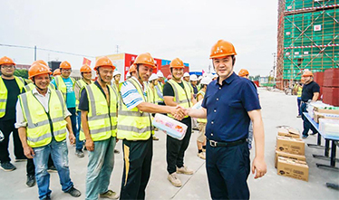 盛夏酷暑，，，，，AG一飞冲天集团工会开展“三送”活动！